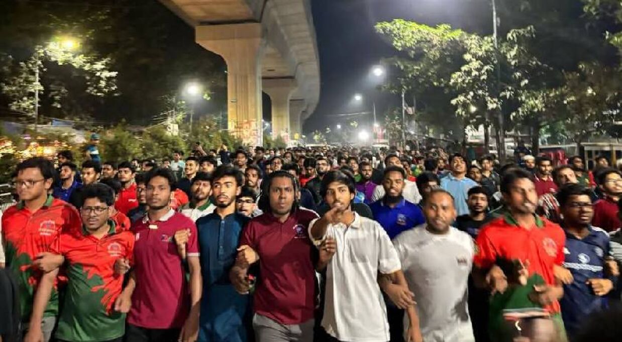 মধ্যরাতে ঢাবিতে লাকি আক্তারকে গ্রেপ্তারের দাবিতে মিছিল